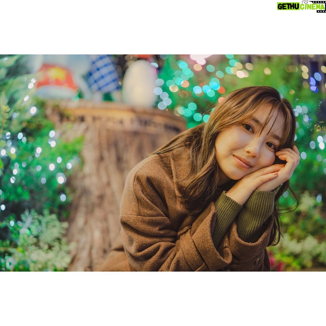 Aika Sawaguchi Instagram - クリスマス感のある写真をどうぞ。クリスマスを過ぎてから撮っていただいた写真です。 今日で仕事納めでして、今年もいろんなことがあったなあと思うのですが、一向に具体例が上がってこないので、ここで失礼。良いお年を。2