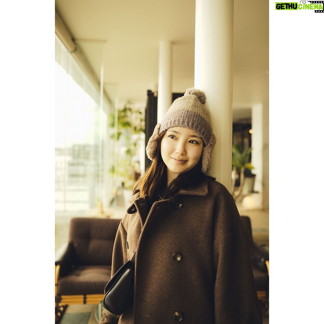 Aika Sawaguchi Instagram - 去年買った帽子を今年初めて被りました。ロケバスでの待ち時間、好きなラジオを聴いてにやにやしている沢を添えておきます。