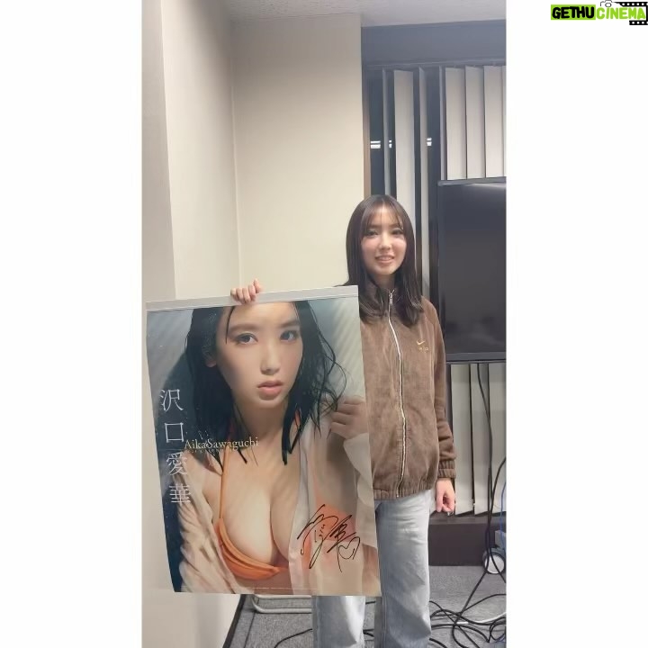 Aika Sawaguchi Instagram - 12/9(土)にHMV&BOOKS SHIBUYAさんでカレンダーイベントを開催します! 本日はそのサイン入れでした。サインの他にも落書きの入ったカレンダーもあるので、何が当たるかお楽しみに。 チケット購入は12/3(日)22時までですので、お急ぎを〜。