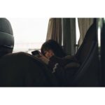 Aika Sawaguchi Instagram - 去年買った帽子を今年初めて被りました。ロケバスでの待ち時間、好きなラジオを聴いてにやにやしている沢を添えておきます。