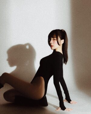 Aileen Huang Instagram - 新..年..快..樂🧨

這組照片算是突破了以往我的風格😶‍🌫️
偶爾當個🌶️妹好像也挺不錯的🫧

提早跟大家拜年啦！
我也要回家過年哩🧧

📷 @hank.portrait 
@ch9_photography_studio 

#新攝影棚超美超好拍🫶🏻 #新年快樂🧨