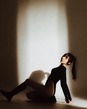 Aileen Huang Instagram - 新..年..快..樂🧨

這組照片算是突破了以往我的風格😶‍🌫️
偶爾當個🌶️妹好像也挺不錯的🫧

提早跟大家拜年啦！
我也要回家過年哩🧧

📷 @hank.portrait 
@ch9_photography_studio 

#新攝影棚超美超好拍🫶🏻 #新年快樂🧨