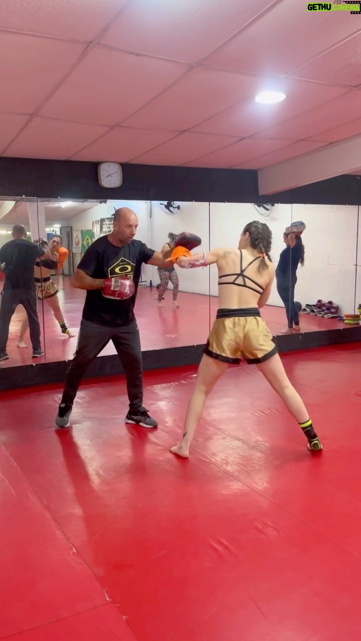 Aimée Madureira - 257 Likes - “Uma mulher deve ser duas coisas: quem e o que quiser” - Coco Chanel.
Bora, que foguete não tem ré ! 🥊💪🍀 #muaythai #muaythaifighter