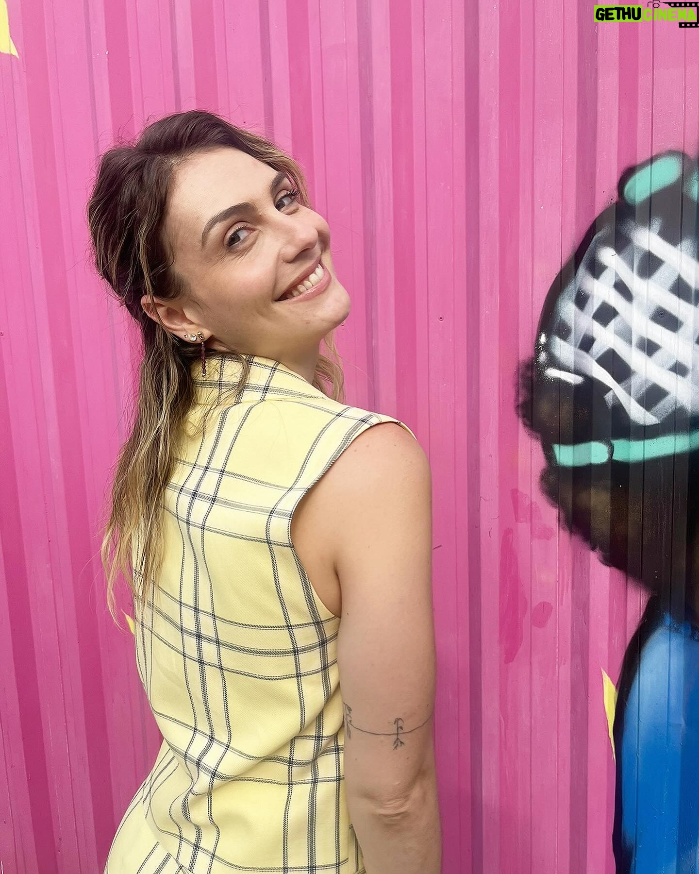 Aimée Madureira - 74 Likes - 🌟✨ Não perca a nossa nova coleção de alfaiataria xadrez de saia e colete!
Este conjunto é perfeito para quem busca um look elegante e sofisticado. O xadrez é uma tendência atemporal que nunca sai de moda, e a combinação de saia e colete traz um toque de charme e estilo único.
✨✨ Garanta já o seu conjunto de alfaiataria xadrez de saia e colete e brilhe com estilo! ✨✨
.
#alfaiataria #xadrez #lookdodia