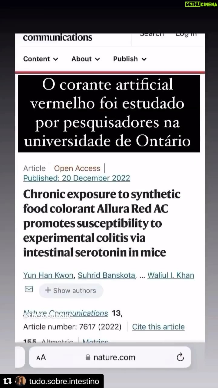 Aimée Madureira - 3 Likes - #Repost @tudo.sobre.intestino
・・・
O consumo frequente de alimentos com corante vermelho sintético pode aumentar o risco de a pessoa desenvolver doenças inflamatórias no intestino. É o que mostra estudo publicado na revista científica Nature Communications. Presente em doces, cereais matinais, bebidas e salgadinhos industrializados, o aditivo conhecido como Allura Red AC (FD&C Red 40 ou E129) é usado para dar cor e textura.
Durante o estudo, camundongos foram alimentados com altas doses de Allura Red AC por um período de doze semanas. Conforme a publicação, níveis mais altos de serotonina foram observados em roedores que consumiram o corante em maior quantidade.
Também conhecido como hormônio da felicidade, grandes quantidades do neurotransmissor, que ajuda a estimular os movimentos musculares intestinais, podem ser nocivas ao organismo, pois alteram a composição microbiótica intestinal.
Assim, os mesmos roedores desenvolveram colite ulcerativa, doença caracterizada por inflamação do intestino grosso e com manifestações extraintestinais.
Créditos do vídeo: @thefoodbabe 👏