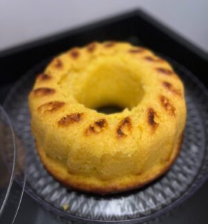 Aimée Madureira Instagram - Bolo de milho perfeito e mais fácil do mundo!
Receita:
🌽 1 lata de milho
🌽 1 lata de leite (pode ser vegetal - usei leite de coco)
🌽 1/2 lata de óleo de coco
🌽 1 lata de açúcar (sim, tem açúcar, mas pode usar taumatina)
🌽 1 lata de farinha de milho
🌽 3 ovos
🌽 2 cs. de leite de coco
🌽 3 cs. de coco ralado
Modo de preparo:
🌽 Lavar e escorrer o milho da lata (se for milho cozido in natura - a nutri prefere 😅)
🌽 Coloque todos os ingredientes no liquidificador e bata por 1 minuto.
🌽 Unte uma forma e leve ao forno pré aquecido à 180°C por 45 minutos.