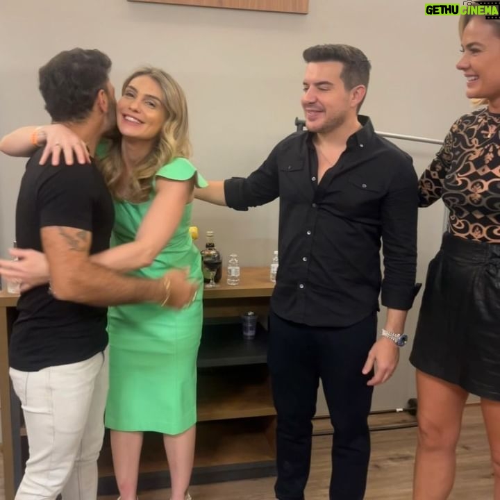 Aimée Madureira - 3 Likes - #lastnight Que prosperidade. Foi incrível estar com vocês. ☘️💃🏼✨🎤 3h de show foi minha primeira vez!👏👏👏 @marcosebelutti
E Rafaela, a foto ficou ótima. Obrigada. 🤣💚