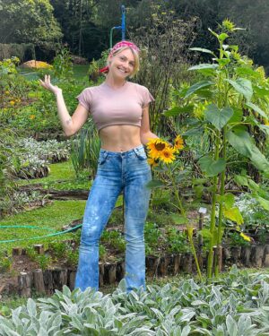 Aimée Madureira Instagram - Colhendo meus alimentos da semana! 🌱🌻🍀 #hortaorganica #healthylifestyle #healthyfood #quantomaisnaturalmelhor #nutrição #nutrition