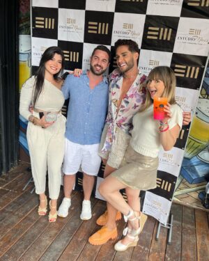 Aimée Madureira Instagram - Confraternização de final de ano do @estudiomais ! É uma delícia fazer parte dessa equipe! 🥰👩🏼‍⚕️🦋🚀💓⚡️ te vejo em breve São Paulo. 🎶🙏