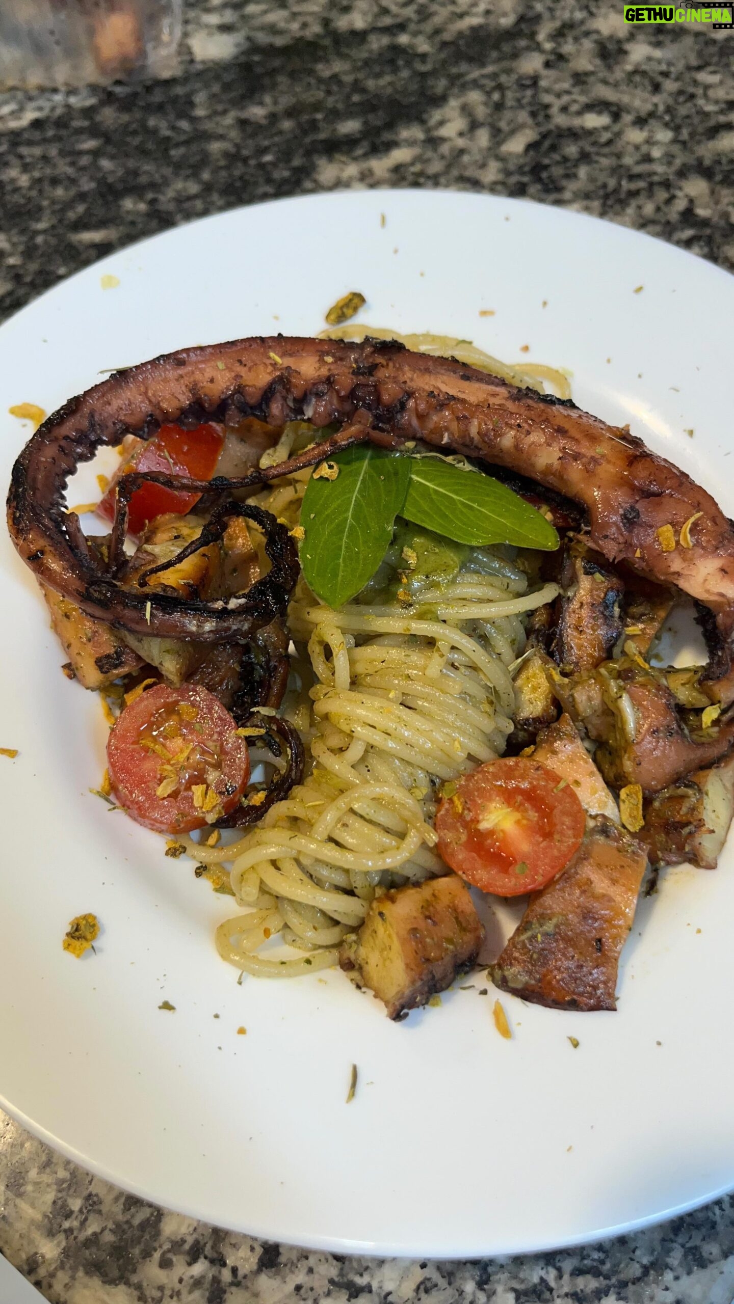 Aimée Madureira - 3 Likes - Polvo com spaghetti ao molho pesto de manjericão 🌿🍝🐙 #receita #receitasfaceis