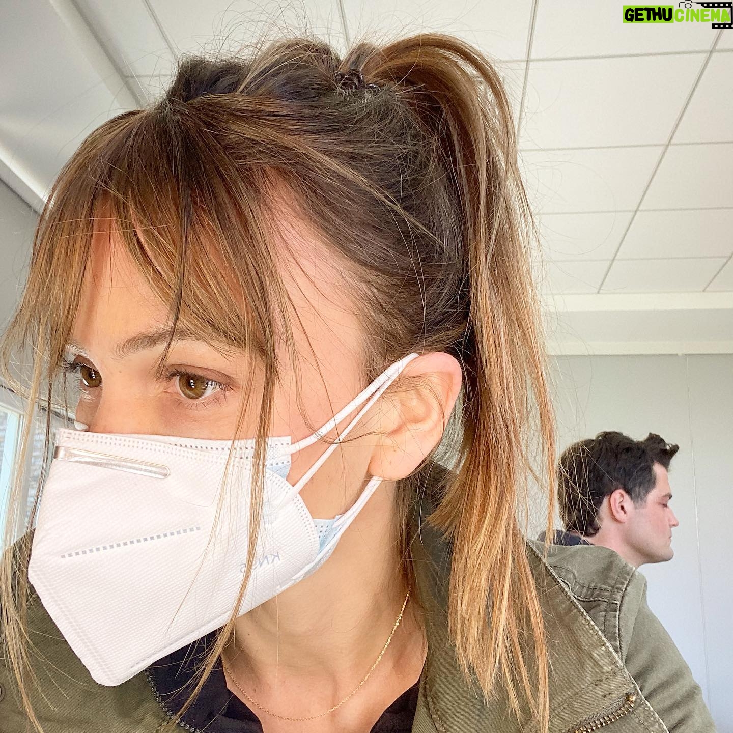 Aimee Teegarden - 4.7K Likes - āTo bang, or not to bang, that is always the questionā šš¤·āāļø After a #diy of highlighting and coloring these clip-ins, Iām kinda missing my fringe⦠and thanks @benwinch for lending your mug for the benefit of compositionšøš