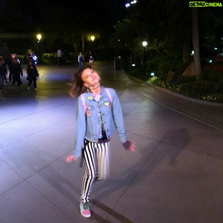 Aimee Teegarden - 2.7K Likes - 90ās nite @disneyland got me like š©š¼āš¤šš¦ #90s #disney #disneyland #home #disneyafterdark