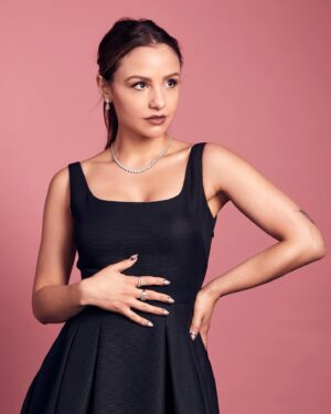 Aimee Carrero Instagram - Independent Spirit Awards 🕊️⁣
⁣
Thanks to @sagindie and @darrien_straightnochaser for seating me at the only table to polish off 3 bottles of champs
⁣
Styling: @bradgoreski @daniela_viviana 
Dress: @dior 
Hair: @hairbyaviva 
Makeup: @simonesiegl 
⁣
Portraits: @imdb @michaelrowephoto 
Carpet: @shutterstock 
Event: my beloved @vivienkillilea