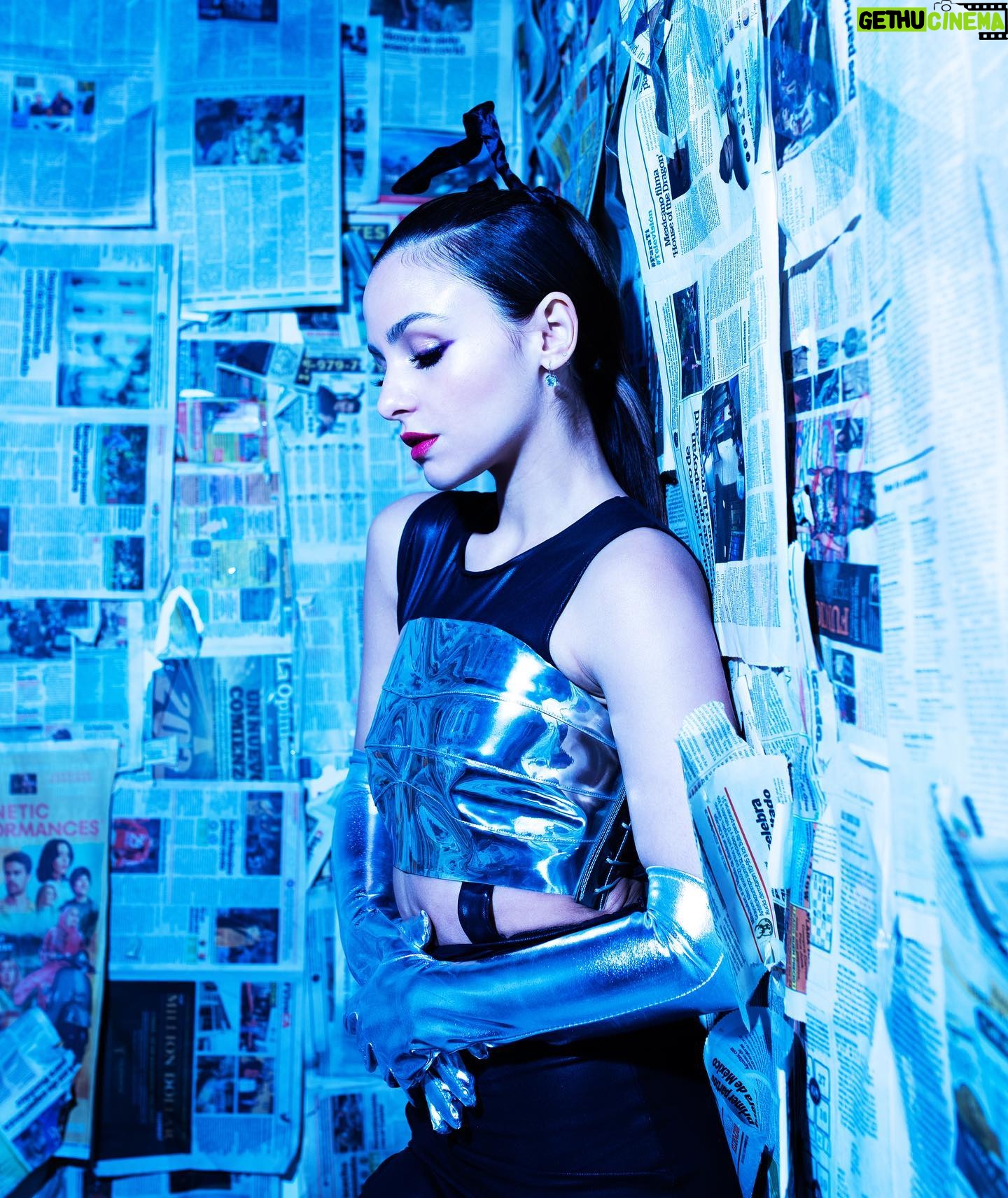 Aimee Carrero Instagram - 👽 for @my71mag Space Issue 🛸 Photography: @farrahaviva Styling: @styledbypaigej Makeup: @marywilesmakeup Hair: @dallin.james Hair Color: @mothermaehair Link to full article on story 🪐🚀🛰️🔭