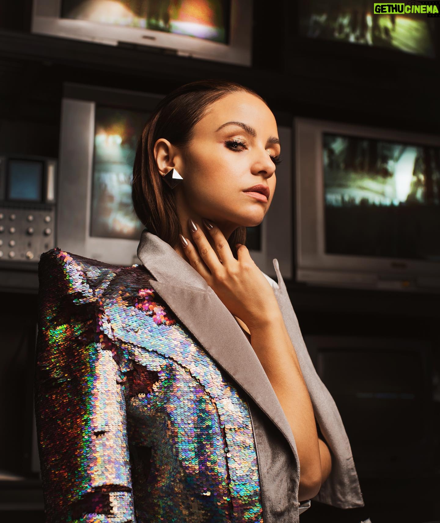 Aimee Carrero Instagram - 👽 for @my71mag Space Issue 🛸 Photography: @farrahaviva Styling: @styledbypaigej Makeup: @marywilesmakeup Hair: @dallin.james Hair Color: @mothermaehair Link to full article on story 🪐🚀🛰️🔭