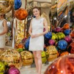 Aimee Chan Instagram - So much joy visiting the @elementshk 2023 festive installation🎉 Experience the dazzled Magical Box of Fantasy & the magic of Santa Claus and Christmas elves 🎅🏽 🪄 with the Magical Shows! Aside from the starry Christmas tree, the mall collaborates with the local charity @boxofhopehk to invite you to become a secret Santa by donating to a gift-giving initiative that sends warmth to underprivileged children 🎁 Visit the ELEMENTS ‘Merry Dreamscape: The gifting magic’ from tomorrow to 1 JAN 2024! . 今日短暫放低祝英喬身份，走入ELEMENTS圓方「Merry Dreamscape: The gifting magic」嘅神奇魔幻盒子 #bestphotozone，率先欣賞聖誕老人及精靈們齊齊現身嘅魔幻劇場，配合閃爍燈光同音樂和應，感受夢幻時刻🎄同場仲有8米高巨型聖誕樹😍 ELEMENTS圓方特別跟慈善團體Box of Hope合作，你同我都可以透過捐款化身聖誕老人為弱勢兒童送上聖誕禮物，一齊傳遞溫暖！#GiftingMoments 把握機會，由明天起至2024年1月1日嚟ELEMENTS圓方冬日呈獻「Merry Dreamscape: The gifting magic」，體驗濃濃聖誕節日氣息啦！ ELEMENTS Presents ‘Merry Dreamscape: The gifting magic’ Date: From 16 NOV 2023 to 1 JAN 2024 Time: 10am-10pm Location: 1/F Metal Zone, ELEMENTS #elementshk #ELExmas #GiftingMagic #Santa #Magic @boxingpromotionshk