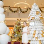 Aimee Chan Instagram - So much joy visiting the @elementshk 2023 festive installation🎉 Experience the dazzled Magical Box of Fantasy & the magic of Santa Claus and Christmas elves 🎅🏽 🪄 with the Magical Shows! Aside from the starry Christmas tree, the mall collaborates with the local charity @boxofhopehk to invite you to become a secret Santa by donating to a gift-giving initiative that sends warmth to underprivileged children 🎁 Visit the ELEMENTS ‘Merry Dreamscape: The gifting magic’ from tomorrow to 1 JAN 2024! . 今日短暫放低祝英喬身份，走入ELEMENTS圓方「Merry Dreamscape: The gifting magic」嘅神奇魔幻盒子 #bestphotozone，率先欣賞聖誕老人及精靈們齊齊現身嘅魔幻劇場，配合閃爍燈光同音樂和應，感受夢幻時刻🎄同場仲有8米高巨型聖誕樹😍 ELEMENTS圓方特別跟慈善團體Box of Hope合作，你同我都可以透過捐款化身聖誕老人為弱勢兒童送上聖誕禮物，一齊傳遞溫暖！#GiftingMoments 把握機會，由明天起至2024年1月1日嚟ELEMENTS圓方冬日呈獻「Merry Dreamscape: The gifting magic」，體驗濃濃聖誕節日氣息啦！ ELEMENTS Presents ‘Merry Dreamscape: The gifting magic’ Date: From 16 NOV 2023 to 1 JAN 2024 Time: 10am-10pm Location: 1/F Metal Zone, ELEMENTS #elementshk #ELExmas #GiftingMagic #Santa #Magic @boxingpromotionshk