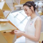 Aimee Chan Instagram - So much joy visiting the @elementshk 2023 festive installation🎉 Experience the dazzled Magical Box of Fantasy & the magic of Santa Claus and Christmas elves 🎅🏽 🪄 with the Magical Shows! Aside from the starry Christmas tree, the mall collaborates with the local charity @boxofhopehk to invite you to become a secret Santa by donating to a gift-giving initiative that sends warmth to underprivileged children 🎁 Visit the ELEMENTS ‘Merry Dreamscape: The gifting magic’ from tomorrow to 1 JAN 2024! . 今日短暫放低祝英喬身份，走入ELEMENTS圓方「Merry Dreamscape: The gifting magic」嘅神奇魔幻盒子 #bestphotozone，率先欣賞聖誕老人及精靈們齊齊現身嘅魔幻劇場，配合閃爍燈光同音樂和應，感受夢幻時刻🎄同場仲有8米高巨型聖誕樹😍 ELEMENTS圓方特別跟慈善團體Box of Hope合作，你同我都可以透過捐款化身聖誕老人為弱勢兒童送上聖誕禮物，一齊傳遞溫暖！#GiftingMoments 把握機會，由明天起至2024年1月1日嚟ELEMENTS圓方冬日呈獻「Merry Dreamscape: The gifting magic」，體驗濃濃聖誕節日氣息啦！ ELEMENTS Presents ‘Merry Dreamscape: The gifting magic’ Date: From 16 NOV 2023 to 1 JAN 2024 Time: 10am-10pm Location: 1/F Metal Zone, ELEMENTS #elementshk #ELExmas #GiftingMagic #Santa #Magic @boxingpromotionshk