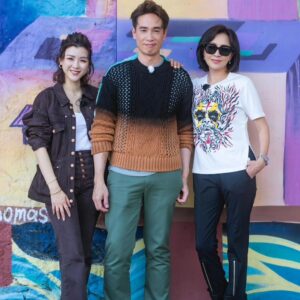 Aimee Chan Instagram - It was such a fun time chatting with legendary 🌼🌸you 嘉玲姐  @carinalau1208 ！ You're so amazingly approachable and  easy to talk to! I admire how down to earth and capable you are. Capable of balancing family and work seamlessly.  Thank you for inviting us to go on your show "  嘉人自有约 "  and for sharing bits of your marriage secrets! 💕  Shhhh... 

For those who also want to know, please watch the show tonight !  Hehe! 👀

Fun fact: She was one of the MHK judges on the night I was crowned! 👑 👑👑👑👑

@moses_chan_
Mine as well as hubby's outfits:  @theswankofficial 
Styled by: @wwchezw 💕