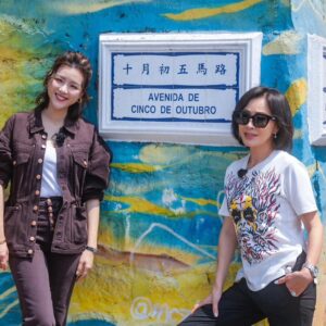 Aimee Chan Instagram - It was such a fun time chatting with legendary 🌼🌸you 嘉玲姐  @carinalau1208 ！ You're so amazingly approachable and  easy to talk to! I admire how down to earth and capable you are. Capable of balancing family and work seamlessly.  Thank you for inviting us to go on your show "  嘉人自有约 "  and for sharing bits of your marriage secrets! 💕  Shhhh... 

For those who also want to know, please watch the show tonight !  Hehe! 👀

Fun fact: She was one of the MHK judges on the night I was crowned! 👑 👑👑👑👑

@moses_chan_
Mine as well as hubby's outfits:  @theswankofficial 
Styled by: @wwchezw 💕
