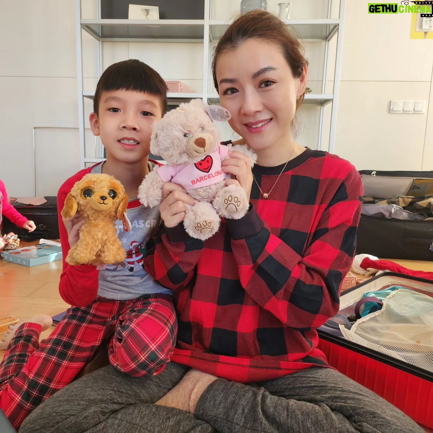 Aimee Chan - 19.7K Likes - Feliz navidad! ( Merry Christmas! ) everybody from beautiful Barcelona! 🎄🤶🎅🌲 Been so busy the last week so haven't shared much from our trip, but will soon though! Stay healthy and happy in the meantime. 💖
#merrychristmas #chanchanfamily #familytrip #love #spain #barcelona #holiday #winter