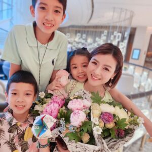 Aimee Chan Instagram - #feelingloved  #flashback to a special day. 💕
🌸🌼👑🌸🌹💐🏵🌸🌼🌹💐🏵🌸🌼🌸🌼🏵🌼🌹🌹

An hour for a celebration felt short but sweet as we went back to the daily grind. Another warm memorable Mother's Day ! 💕