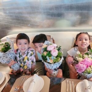 Aimee Chan Instagram - #feelingloved  #flashback to a special day. 💕
🌸🌼👑🌸🌹💐🏵🌸🌼🌹💐🏵🌸🌼🌸🌼🏵🌼🌹🌹

An hour for a celebration felt short but sweet as we went back to the daily grind. Another warm memorable Mother's Day ! 💕