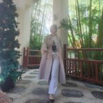 Aimee Chan Instagram - My idea of an off duty outfit is comfort. comfort and comfort. Something I can really move in and feel good in. Trying out socks with sandals but my verdict is still out on this! 🤗 Love jacket season !🥰 #momduty #ootd #ootdhk #sweatpants #trenchcoat #wednesday