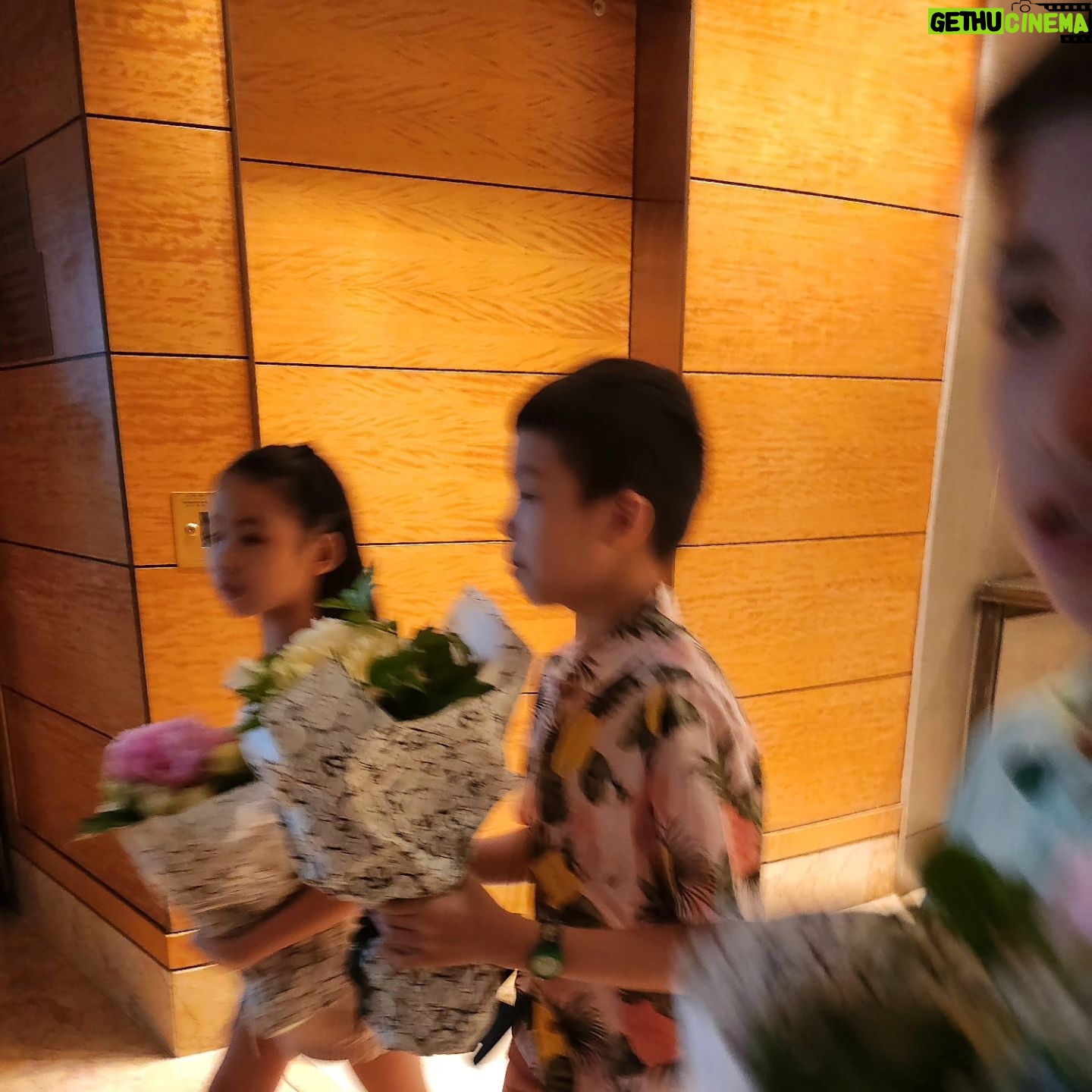 Aimee Chan - 15.1K Likes - #feelingloved #flashback to a special day. 💕
🌸🌼👑🌸🌹💐🏵🌸🌼🌹💐🏵🌸🌼🌸🌼🏵🌼🌹🌹
An hour for a celebration felt short but sweet as we went back to the daily grind. Another warm memorable Mother's Day ! 💕