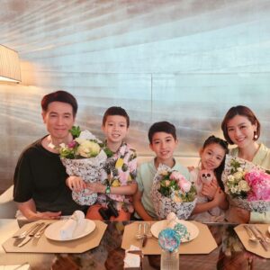 Aimee Chan Instagram - #feelingloved  #flashback to a special day. 💕
🌸🌼👑🌸🌹💐🏵🌸🌼🌹💐🏵🌸🌼🌸🌼🏵🌼🌹🌹

An hour for a celebration felt short but sweet as we went back to the daily grind. Another warm memorable Mother's Day ! 💕