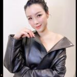 Aimee Chan Instagram – Trying to #combat this hot then cold change of weather with this #ootd . #coolgirl #vibe 😎

It’s always a good time to try something new and different…keeps life interesting don’t ya think ? ❤️

#ootd
👚 @weekendmaxmara @weekendmaxmarahk
✨️ @wwchezw 
💇‍♀️ @lorrainelam 
💄@zoefan 
📸@kaka04150415