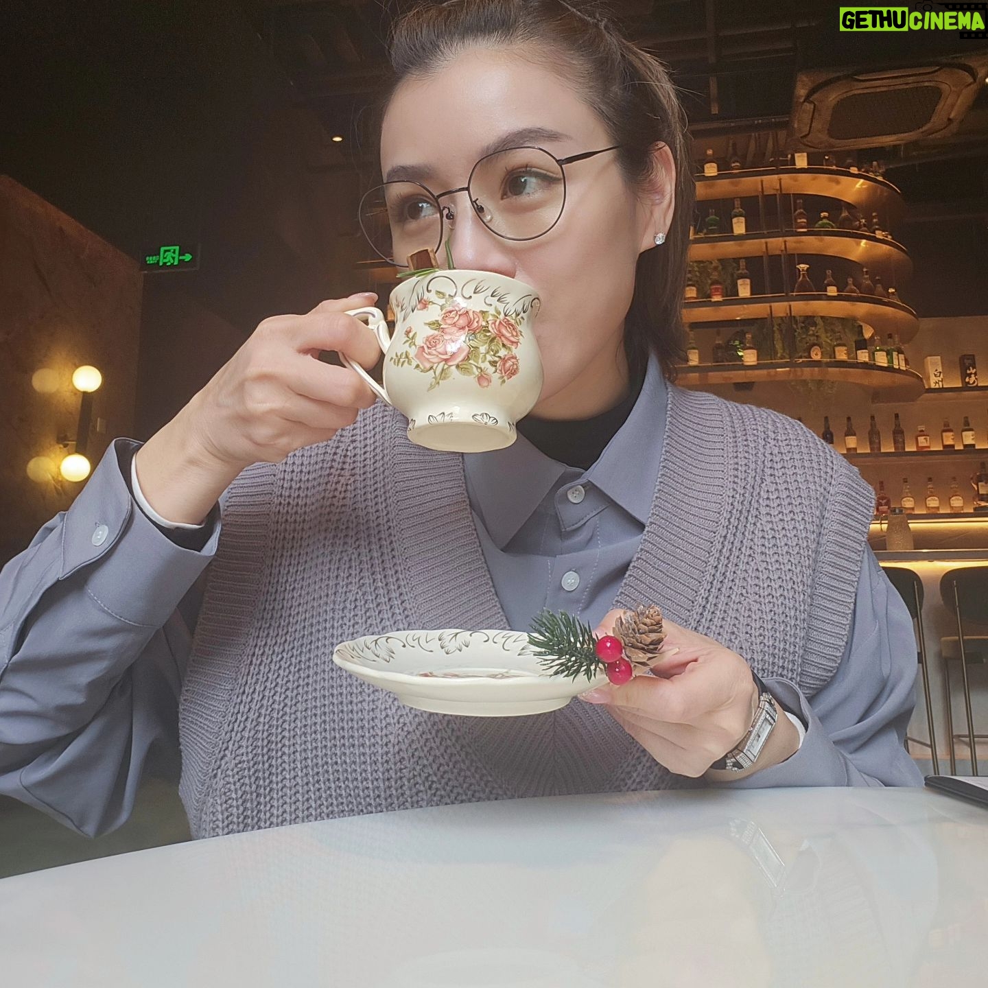 Aimee Chan Instagram - I'm a sucker for anything that looks x-mas-y! 🎄 Even if it's almost February and x-mas is long over! 🤩 Hope you find something that makes you feel happy and warm today as it's coooooooooold! 🥶 #morning #wednesday #xmas #drinks