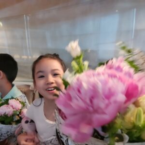 Aimee Chan Instagram - #feelingloved  #flashback to a special day. 💕
🌸🌼👑🌸🌹💐🏵🌸🌼🌹💐🏵🌸🌼🌸🌼🏵🌼🌹🌹

An hour for a celebration felt short but sweet as we went back to the daily grind. Another warm memorable Mother's Day ! 💕