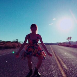 Aina Kusuda Instagram - 2nd写真集のロスで撮った写真。変なポーズしてる。なにしてんの？このひと。笑

5周年ライブも写真集の発売もプーケット旅行も延期になってしまいました。
できる範囲で決行することも可能だったと思いますが、今回はわたしが満足できるものをつくりたいからというわがままで延期にしてもらいました。楽しみにしていてくれたみなさん、もう少し待っててくださいね。
