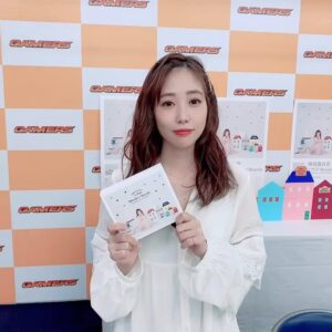 Aina Kusuda Instagram - 5周年ありがとう😊
『天然色 Wonder World 
-Aina Kusuda 5th Anniversary Box-』
みんな届いたかな？
たくさん聴いて、たくさん観てね！
いままでもこれからもたくさん詰め込めたらいいなっ！

クスサポ会員動画take1。
#くっすんアニバーサリー