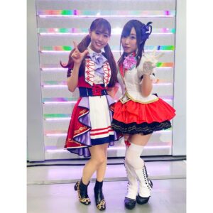 Aina Kusuda Instagram - 全員とは写真撮れなかったけど、同じ紫で、名前も同じ！Aqoursの鞠莉ちゃん役、鈴木あいなちゃんとお写真撮ってもらいました！ずっと会えるのを楽しみにしてたので撮っても嬉しい！
ダブルアイナ！

千歌ちゃん役のあんじゅちゃんとも撮ってもらいました！まっすぐで一生懸命なところ、とても尊敬してますっ。個人的にあんじゅちゃんの声が好き。

曜ちゃん役のしゅかちゃん！いつも明るくてにこにこしてて素敵な子ですっ！

Saint Snowの理亞ちゃん役佐藤日向ちゃん！
パフォーマンスさすがでしたっ！
にこにこしてて可愛かった！

そして、虹ヶ咲の果林ちゃん役みゆたん！！ひさびさに会えて嬉しかったですっ！パフォーマンスもさすがだったねぇ。なんだか、ラブライブ ！の現場で会うのが不思議な感じでした！

楽しい2日間でしたっ！
μ'sの写真ものちほどっ！