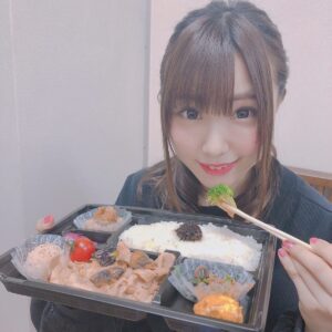 Aina Suzuki Instagram - アニソン！プレミアム！ソロで初出演させていだたきました🌟
MCの寺島拓篤さん、内田秀さん、楽しいトークをありがとうございました！

２枚目は休憩中にお弁当を食べるあいにゃ📸

#鈴木愛奈　#あいにゃ
#アニソン　#suzukiaina
#ainya #anison #アニソンプレミアム