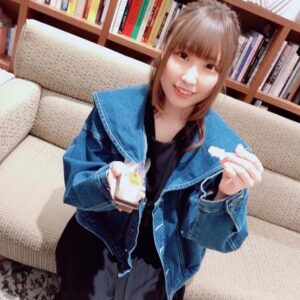 Aina Suzuki Instagram - いつかのあいにゃ🥰
差し入れでいただいたプリンを食べてます🍮💕

#今日のあいにゃ
#鈴木愛奈　#あいにゃ #suzukiaina #aina