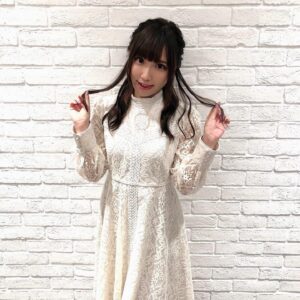 Aina Suzuki Instagram - 発売中の『QJ別冊 おそ松さん』撮影中のあいにゃです☺️💕「もっと高く」についてはもちろん、デビューから約1年の振り返りを語っています😉ぜひご覧ください❣️

#クイックジャパン
#鈴木愛奈　#あいにゃ　#suzukiaina #aina