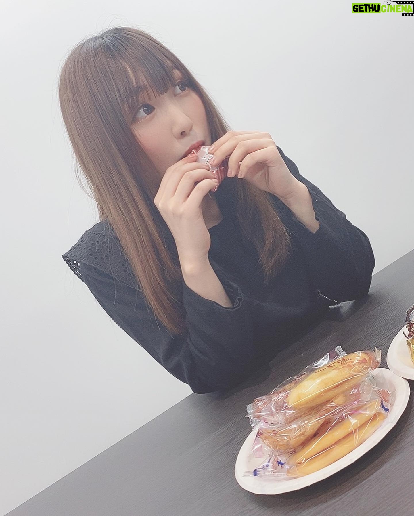 Aina Suzuki - 9.6K Likes - 今日も一日お疲れ様でした!
撮影合間にお菓子を食べて休憩中です🍭
#鈴木愛奈 #あいにゃ
#suzukiaina #ainya
#オフショット #オフショ
#もぐもぐ #今日のあいにゃ