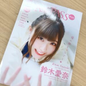 Aina Suzuki Instagram - Ani-PASS Plusさんのオフショット🤫📷スタッフの無茶ぶりブーメランにも応えてくれるあいにゃでした😘💕
見本誌が届いていたのでチラ見せ👀✨
#もっと高く 発売まであと1日...🥰

#アニパス
#鈴木愛奈
#もっと高く
#あいにゃ
#suzukiaina