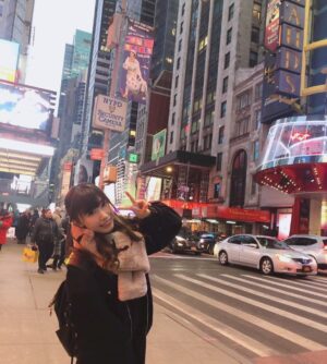 Aina Suzuki Instagram - NYのオフショット！🗽🇺🇸 ...
本場ブロードウェイに
テンション高めのあいにゃでした😌⭐️ #鈴木愛奈　#鈴木愛奈ソロデビュー
#ソロデビュー　#あいにゃ
#NY #ringAring #album #inNY
#suzukiaina #anime #anison
#🇺🇸 #ニューヨーク