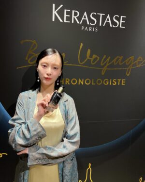 Aina Yamada Instagram - .

イベントめいくは時前🙋🏻‍♀️
眉無しが好きなのでコンシーラーで消して
大好きな跳ね上げラインと肌なじみの良いチークリップ🍑

ヘアセットはけんごくん 🙋🏻
愛しのトゥイーティーと同じ髪型に🐥
最後まで分厚前髪を3本に整えてくれました

お洋服は自前のお気に入りドレス👗
誕生日に着て以来着てないなあと思って
トゥイーティーバングに合わせて黄色💛

でした~!!