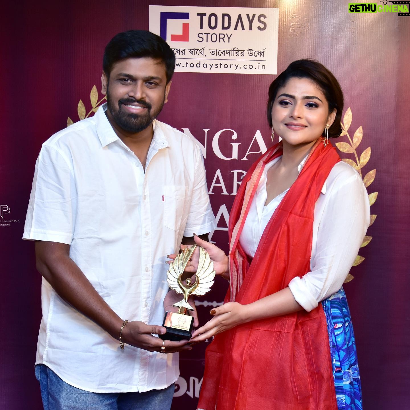 Aindrila Sharm Instagram - Bengal Star Awards 2022💙 Category: Best Popular Personality in Television 🫶🏻 @todaysstorynews Wardrobe: @debusbydebashis Makeup and hair: @debrup_artist_ghosh Captured by: @papai_pramanick