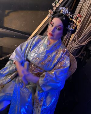 Ainhoa Arteta Instagram - A penas horas después de la actuación ya en el Taxi rumbo a casa para ver a mis hijos !!!! Extenuada pero contenta pensando desde la perspectiva de hace dos años …. Os dejo estas imágenes respirando desde fosas nasales pues el teatro seca mucho y concentrándome en todos los músculos antes de salir al primer acto @teatrovillamarta @evaescolanomkp