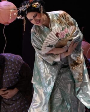 Ainhoa Arteta Instagram - Aquí una selección de fotos donde se puede ver el carácter cambiante del personaje desde la entrada muy japonés al dueto y después el segundo acto una Buterfly que combina su desazón con mementos de euforia que le llevan al’primer acto como en el duetto de las flores y el cuarto ya desecha y descarnada que le van llevando durante el acto al acontecimiento final lleno de dolor , dignidad dignos del pueblo Japonés @teatrovillamarta @scherzo.es @opera_actual @carlosdomingueznieto director de escena Pablo Viar @odenaangel @enriqueferrertenor y todos mis colegas mi Suzuki increíble. Cristina !! CORO TODOS TODOS  la orquesta que a pesar de nunca haber ejecutado Buterfly que es una de las obras más peligrosas de Puccini en el foso y muchos factores que la hicieron posible  y sobretodo a título personal ….. ilusión y energía renovada por poder acometer con un título que vaticinaban imposible Para mí …. Eso es otra historia que aparecerá porque sé quienes son y tengo una carta que vale oro diciendo muchísimas mentiras y falacias contra mi persona y mi talento de artista pero en ese berenjenal hay metidos agentes y más y más ….. todo no se puede quedar en un cajón !!!! 🦋🦋🦋❤️❤️❤️❤️❤️