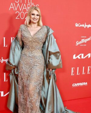Ainhoa Arteta Instagram - Gracias @elle_spain Por la maravillosa entrega de premios 2024 a mujeres increíbles siempre un placer acudir a estos premios que son Moda y gente estupenda @benedettaelle eres Mágica y todo el grupo maravillosos ENHORABUENA por una noche Única y fantástica  gracias @emiliosalinasatelier  por este traje JOYA DE ALTA COSTURA ESPAÑOLA!!! A mis amigos @emilianosuarezpascual y @carolabaleztena con los que tengo un proyecto muy especial en Junio en Madrid teatro @teatromarquina no os lo perdáis !!! Y mi adorada @evaescolanomkp @clinicarociovazquez