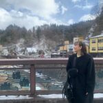 Airi Matsui Instagram - 雪が少し残っててテンション上がった松井です⛄️ 雪遊びしたくて こっそり雪玉作って メイクさんと雪合戦❄️笑
