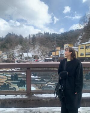 Airi Matsui Instagram - 雪が少し残っててテンション上がった松井です⛄️

雪遊びしたくて
こっそり雪玉作って
メイクさんと雪合戦❄️笑