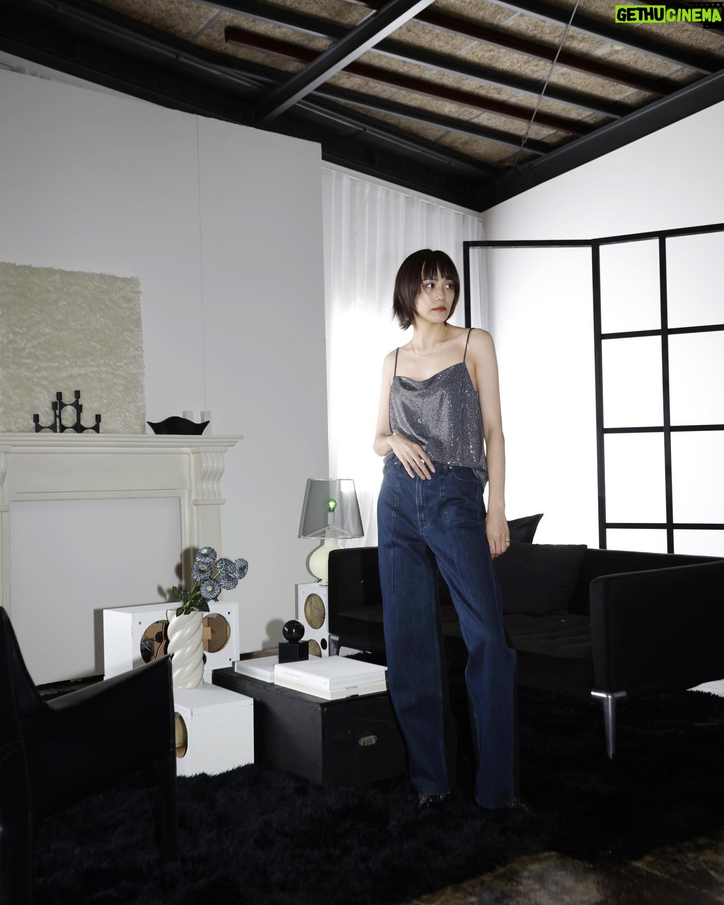 Airi Matsui Instagram - H&M Studio AW23 「Thrill Me(スリル・ミー)」がテーマ ホラー映画のヒロインがインスピレーション🎬 黒の洗練された力強さと 繊細なシルエットが控えめでエレガント🖤 タイプのお洋服ばかりでした✨ クロムフリーレザーやリサイクルメタルなど サステナブルな素材が沢山 今日9/28からH&M新宿店とオンラインで発売中! #hmstudio #エイチアンドエム @hm